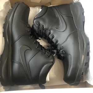 Nike Mens Manoa Leather All Black. Boots. Size 13